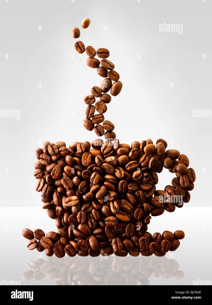 grains-de-cafe-dans-la-forme-d-une-tasse-de-cafe-stock-photo-bj78ge